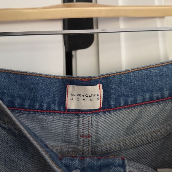 NWT Alice + Olivia Driggs Balloon Leg Barrel Jeans Sierra Light Blue Raw Hem - Picture 4 of 7